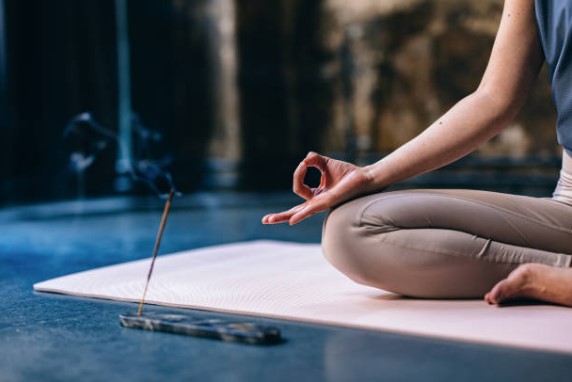 Nhang trầm hương giúp thư giãn và thiền định chuyên sâu.